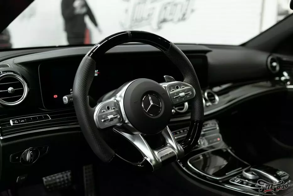 Mercedes E53 AMG. Перетяжка потолка в алькантару и ламинация карбоном деталей интерьера!
