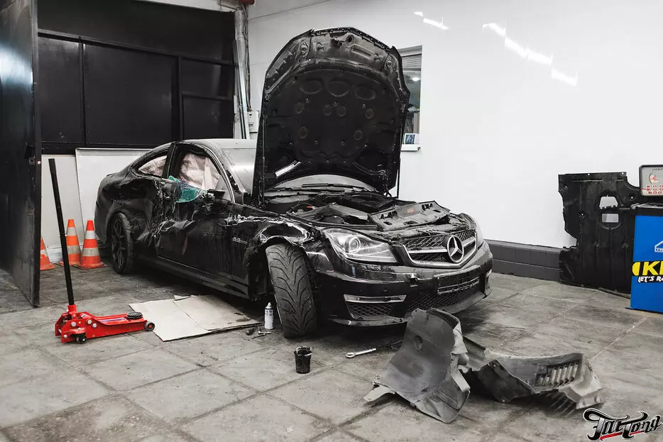 Mercedes C63. Кузовной ремонт и лёгкий стайлинг салона.