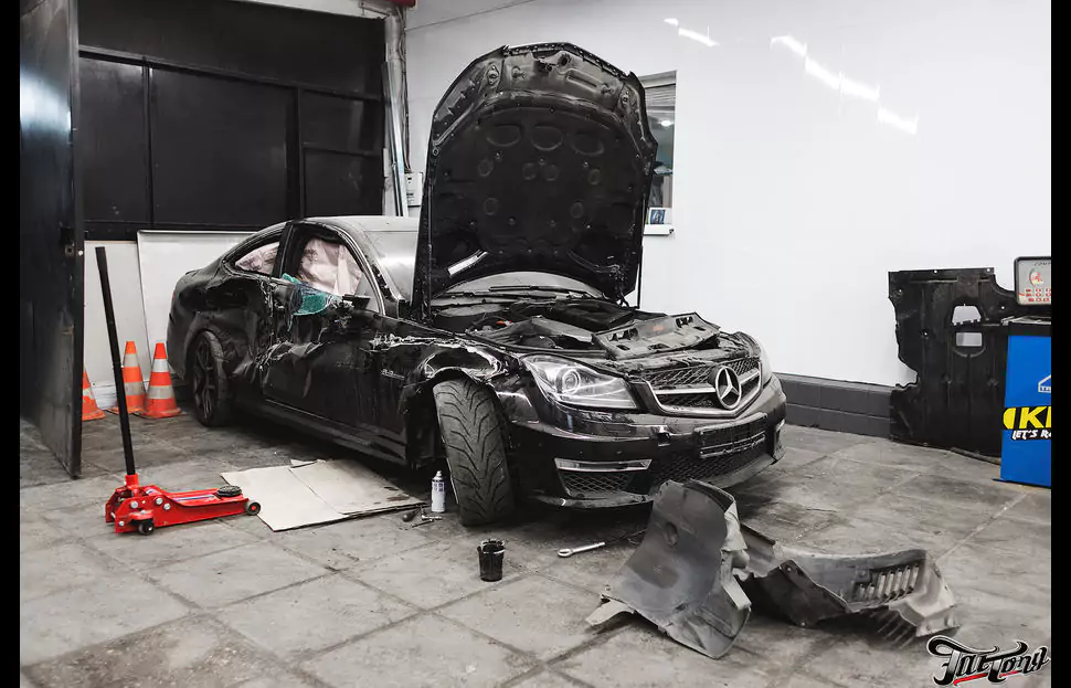 Mercedes C63. Кузовной ремонт и лёгкий стайлинг салона.