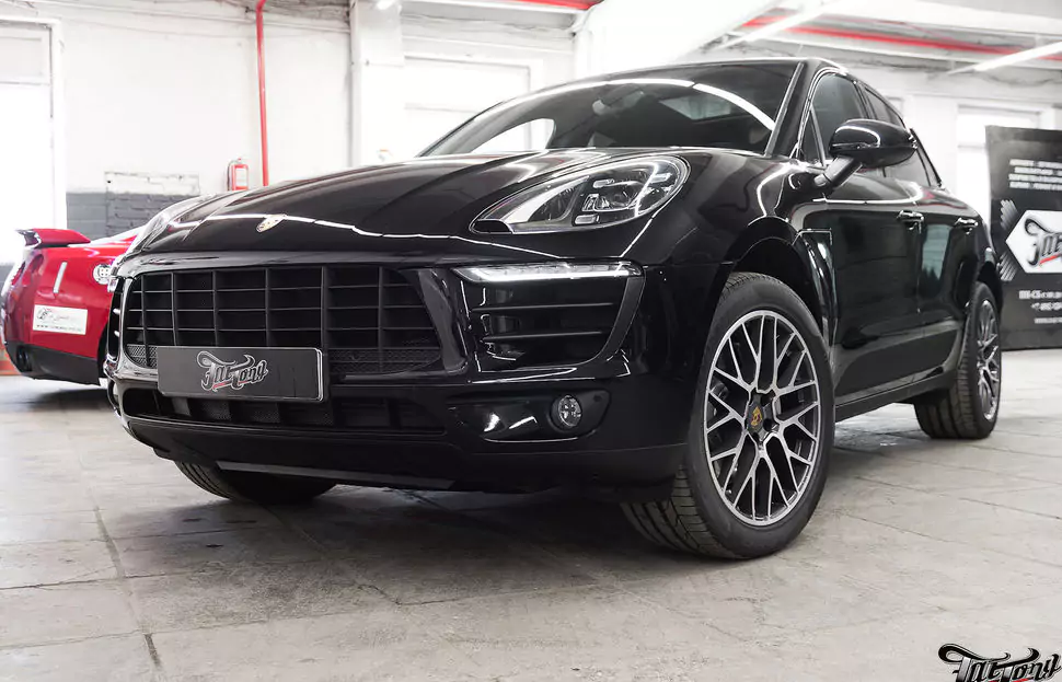 Porsche Macan. Подняли уровень водительского сидения для девушки. Установка омывателя камеры заднего вида. Окрас насадок выхлопа.