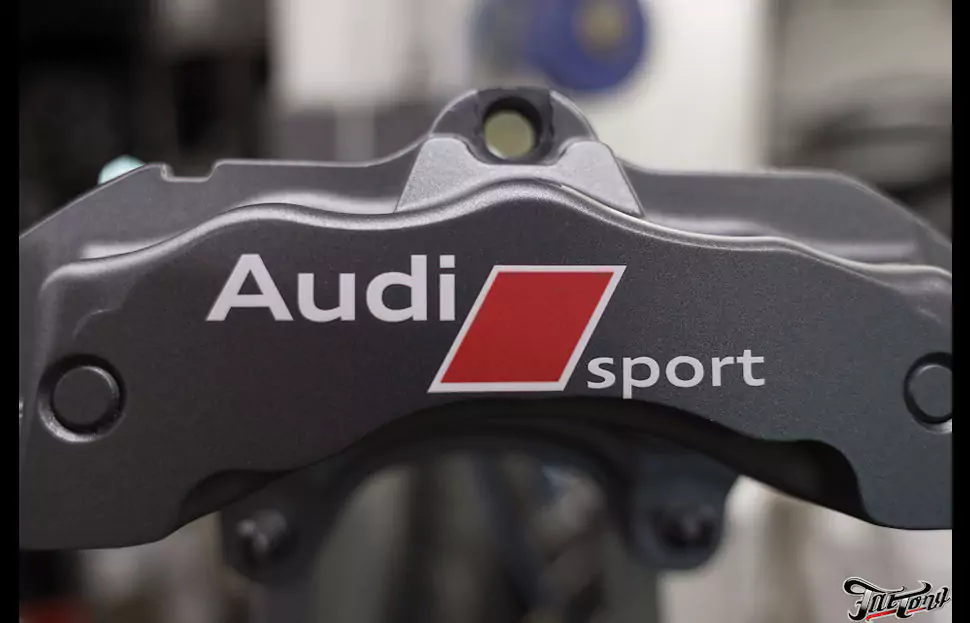 Audi Q7. Окрас суппортов с нанесением логотипа.