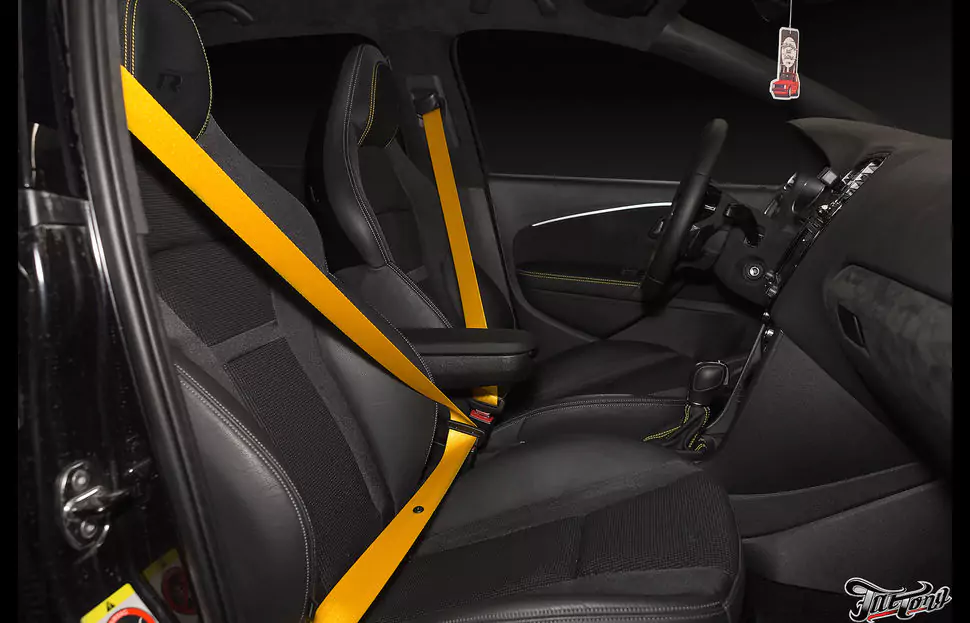 VW Golf. Замена черных ремней безопасности на желтые.