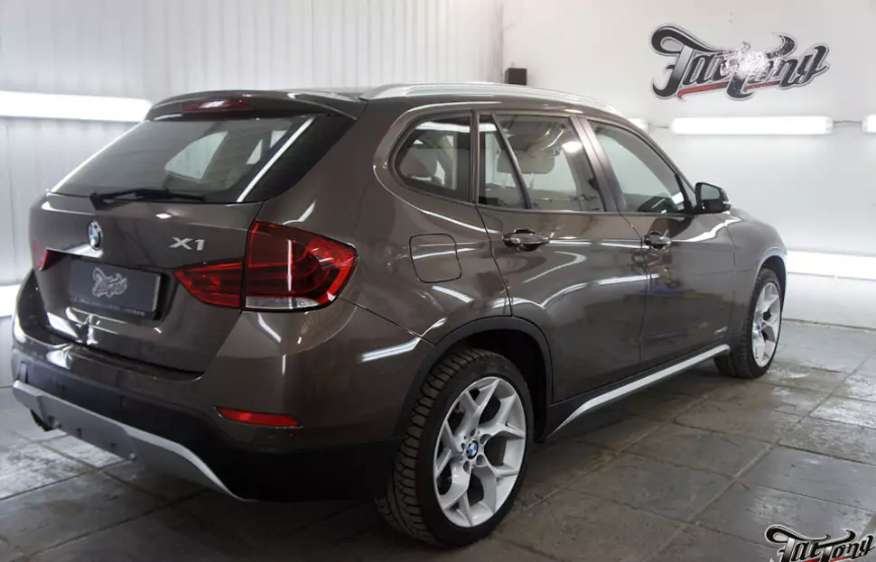 BMW X1. Химчистка бежевого кожаного салона.