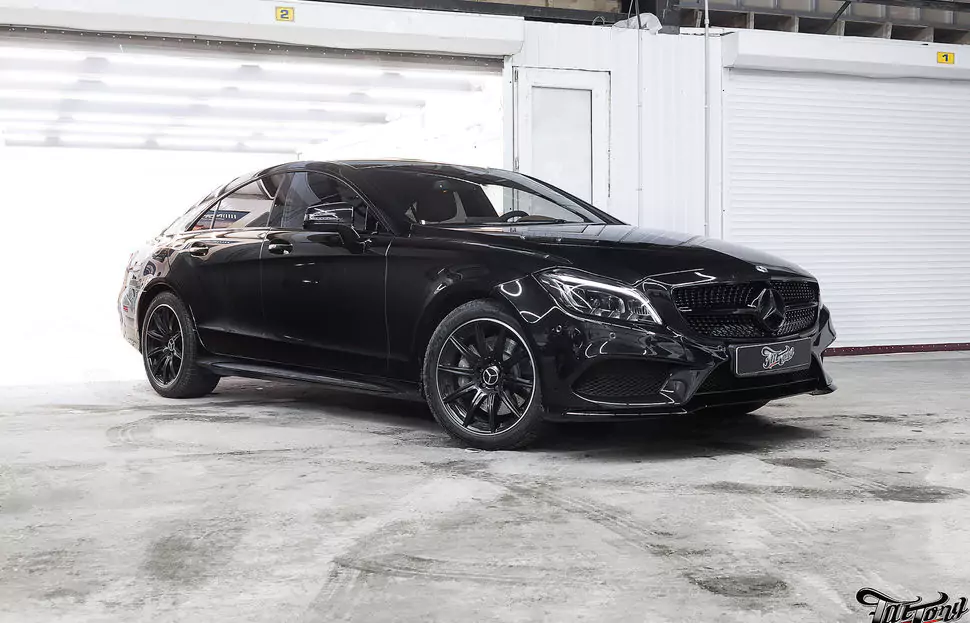 Mercedes CLS. Удаление хрома с кузова и окрас в черный глянец (антихром).