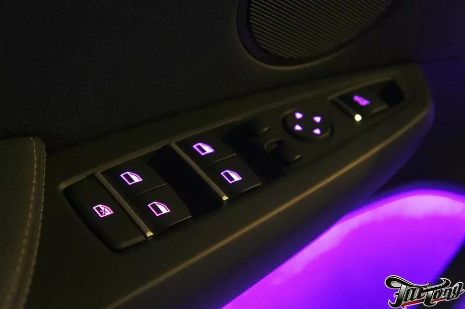 BMW X3. Изменили подсветку в кнопках открытия окон. Добавили подсветку дверных карманов, ручек и низов дверей.