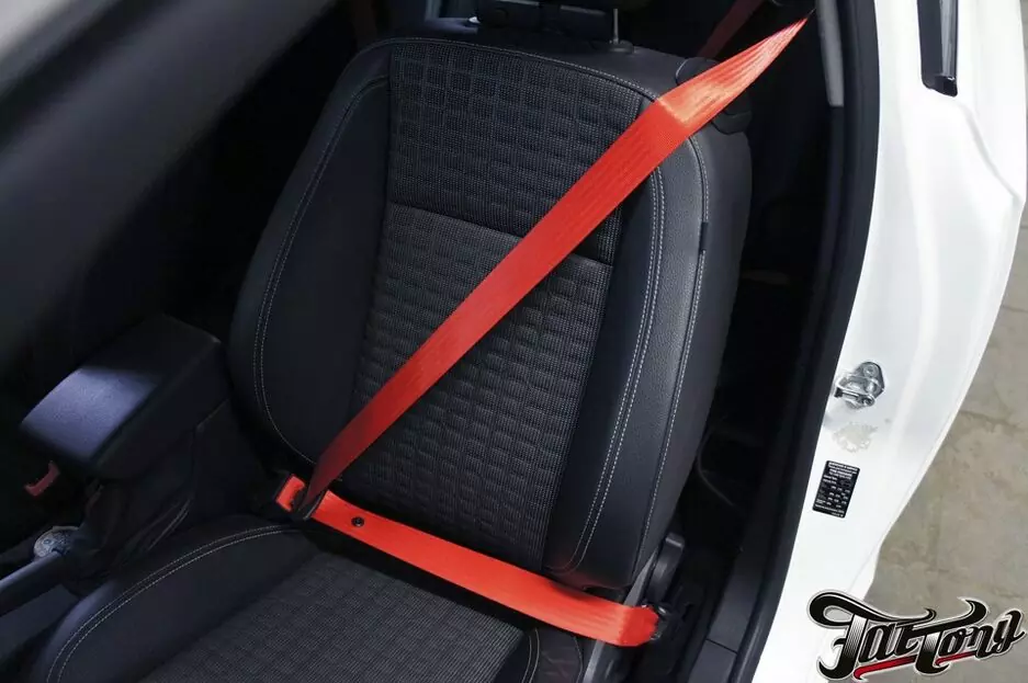 Opel Astra. Замена черных ремней безопасности на красные.