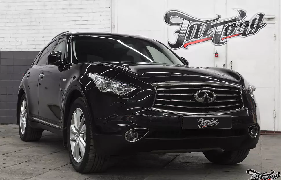 Infiniti QX70. Установка сабвуфера в левое крыло. Химчистка подкапотного пространства. Установка светодиодов в оптику.