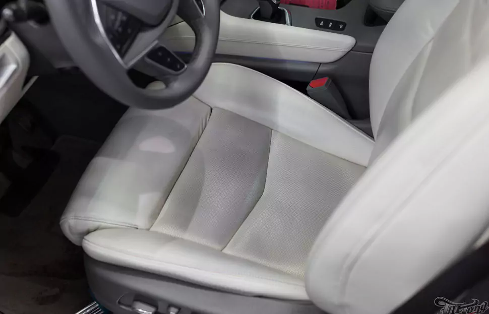 Cadillac XT5. Химчистка сидений и покраска белой кожи.