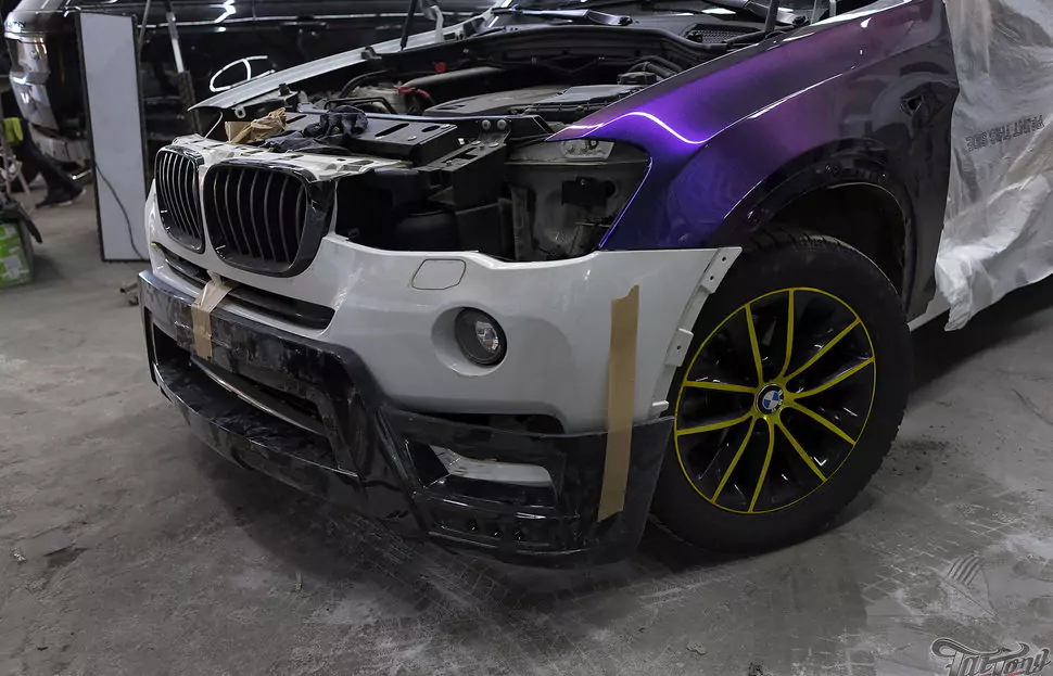 BMW X3. Подгонка и установка обвеса. Полная замена цвета кузова из белого в сине-фиолетовый перламутр.