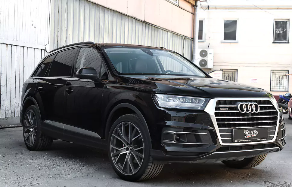 Audi Q7. Окрас суппортов. Антихром оконных молдингов. Тонировка задних фонарей.