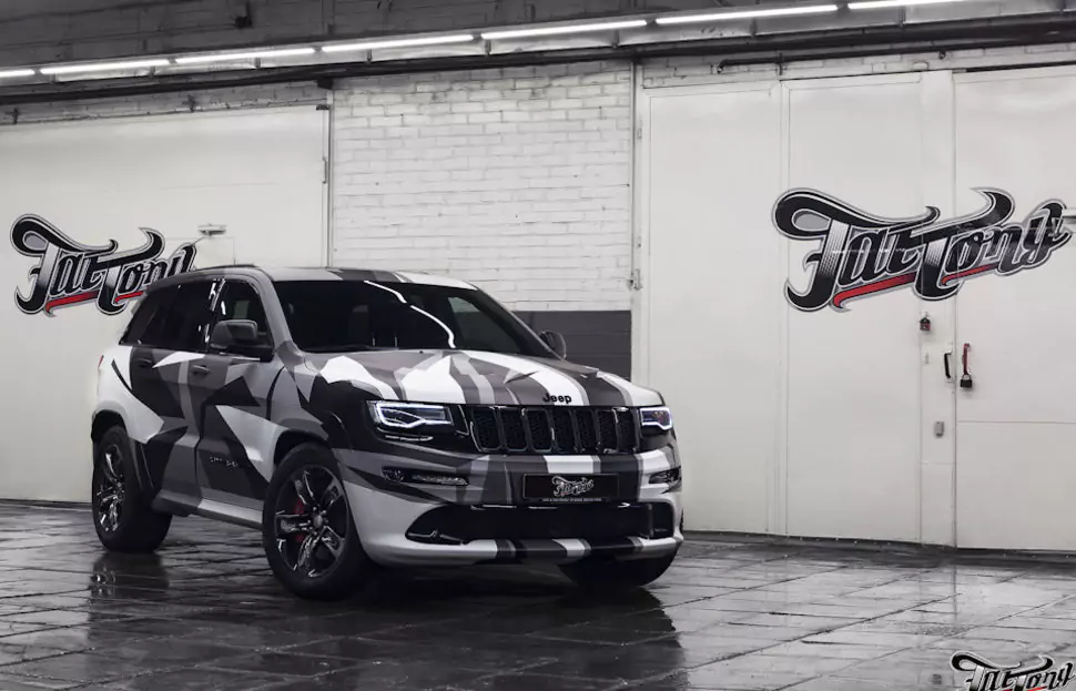 Jeep SRT8. Разработка дизайн-проекта камуфляжа, печать и нанесение на кузов.
