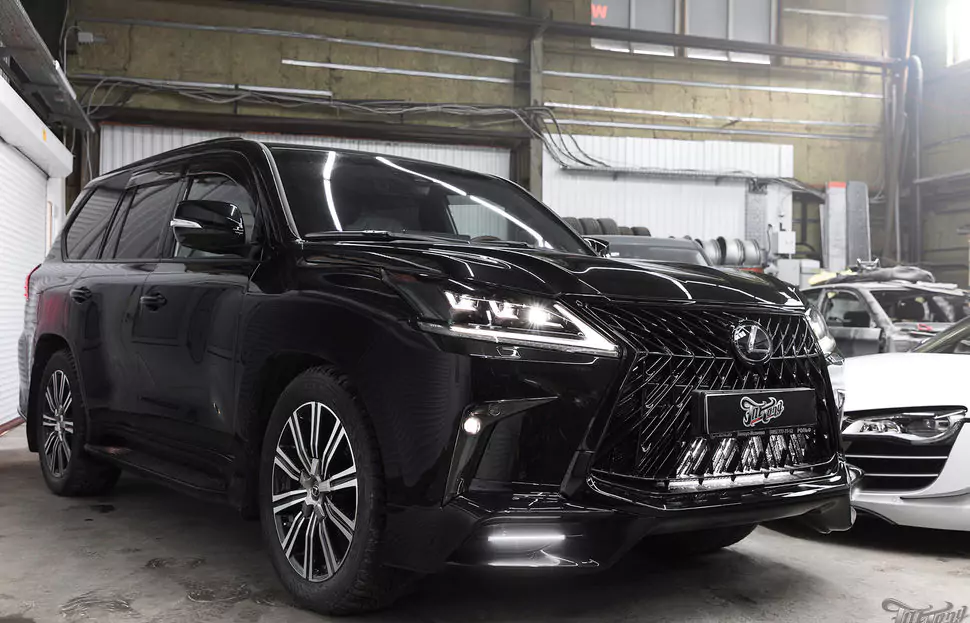 Lexus LX570. Окрас масок фар и ПТФ, полный антихром, установка дополнительных ДХО в бампер!