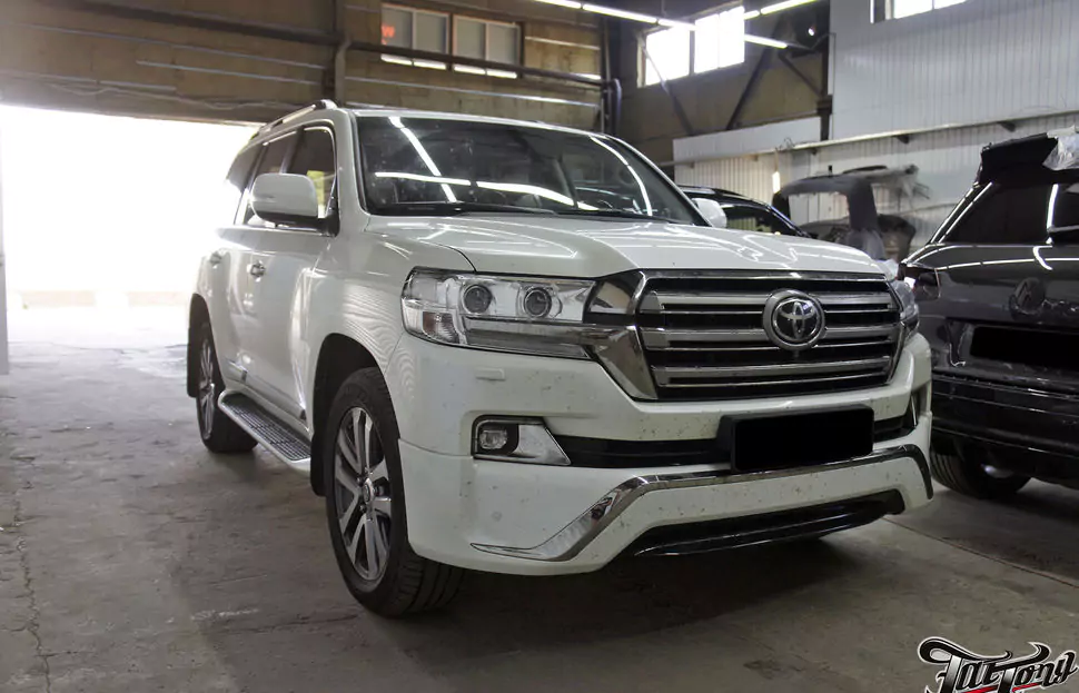 Toyota LC200. Замена центральных частей сидений на алькантару с нашей фирменной перфорацией, с целью сохранения функции обдува! Шумоизоляция дверей и окрас центральной консоли в рояльный лак!