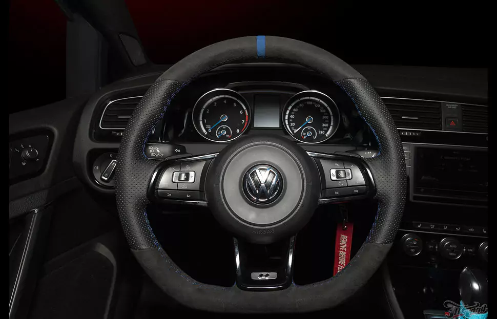 VW Golf R. Перешив руля и установка синих ремней безопасности.