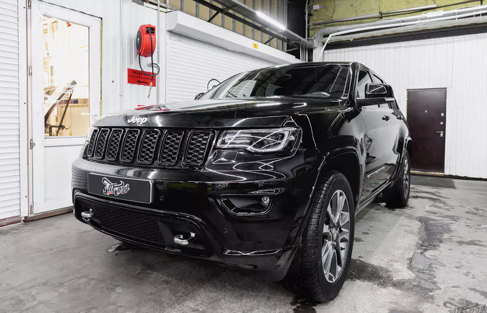 Jeep Grand Cherokee. Антихром и перетяжка потолка в коричневую алькантару.