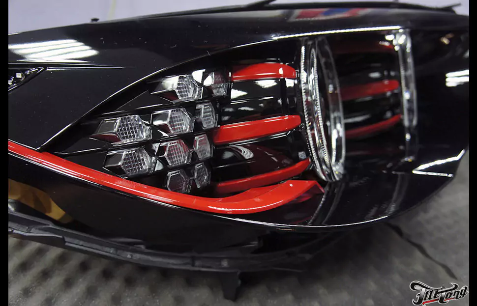 BMW GT5. Окрас масок фар в черный и красный глянец.