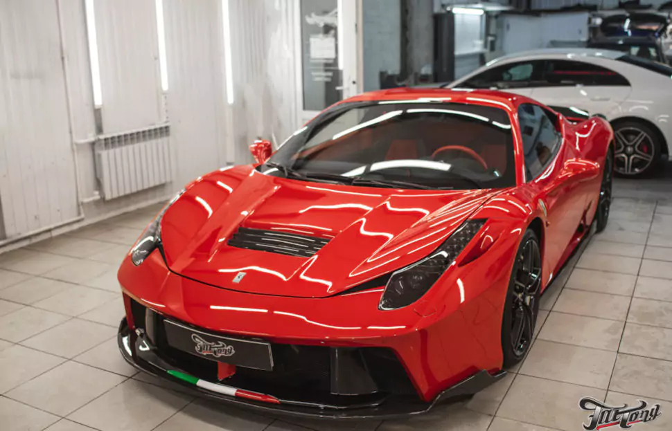 Ferrari 458 Italia. Химчистка салона и подкапотки.