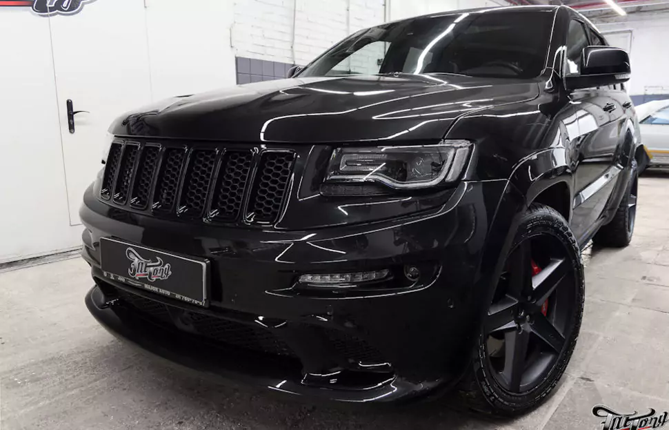 Jeep SRT8. Антихром и установка спойлеров