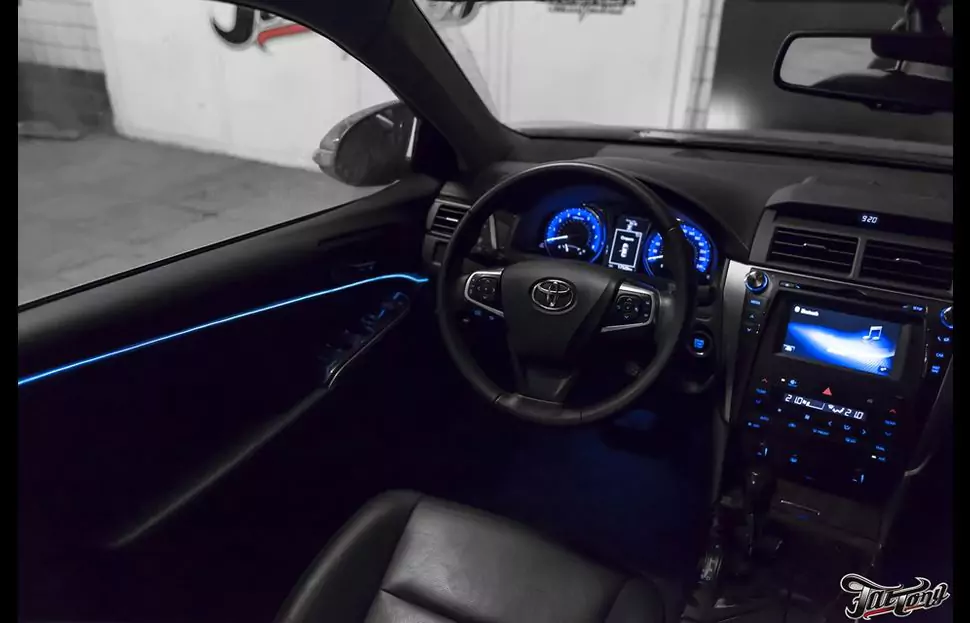 Toyota Camry. Неоновая подсветка дверей (экспериментальная работа).
