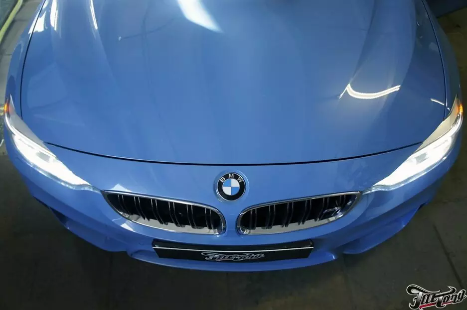 BMW M4. Замена черных ремней безопасности на ярко-салатовые.