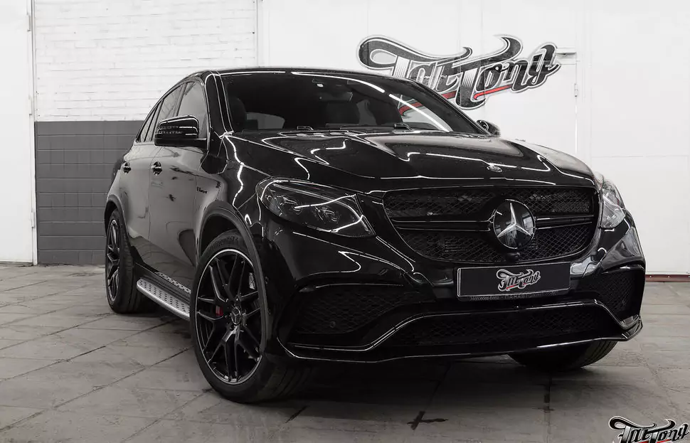 Mercedes GLE63 AMG coupe. Полный антихром кузова с окрасом масок фар и тормозных суппортов.