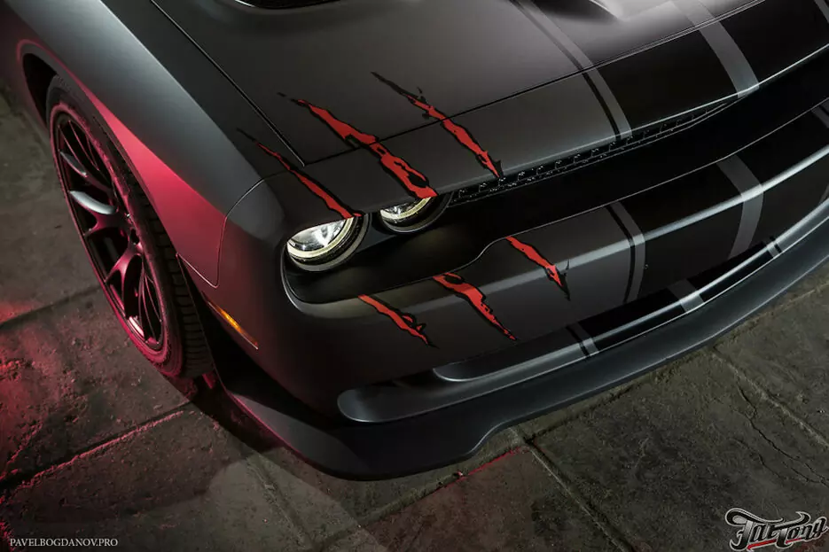 Dodge Challenger SRT Hellcat. Полная оклейка кузова в серый мат и нанесение декоративных полос.