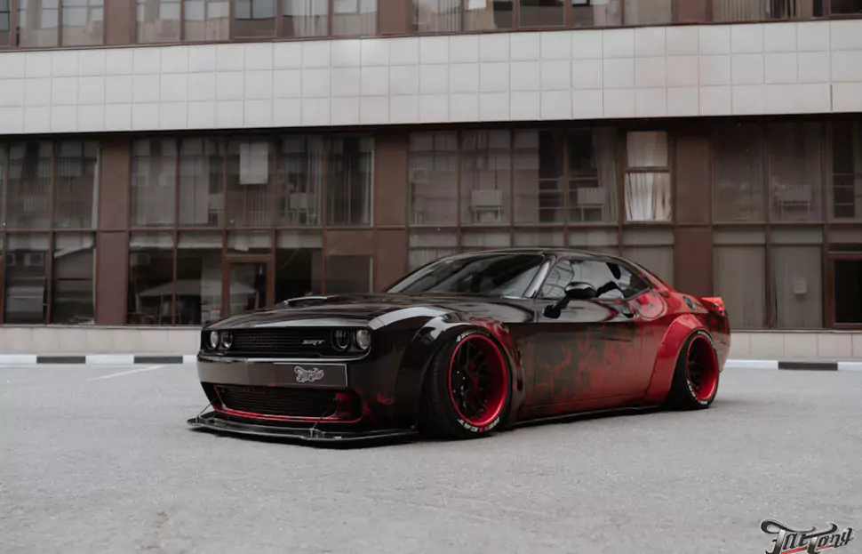 Dodge Challenger Hellcat. Dodge Challenger Hellcat. Расширение Liberty Walk, карбоновые пороги, диффузор и сплитер, разработка графики и оклейка кузова, окрас дисков.