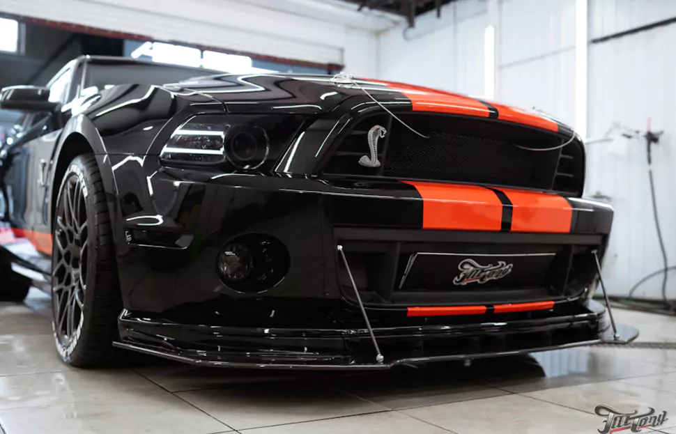Ford Mustang Shelby. Изготовление сплитера в карбоне, цветные ремни, ковры из экокожи.