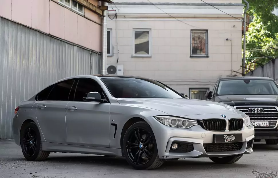 BMW 4 GC. Оклейка оконных молдингов и крыши в черный глянец. Окрас накладок зеркал и дисков в черный глянец!
