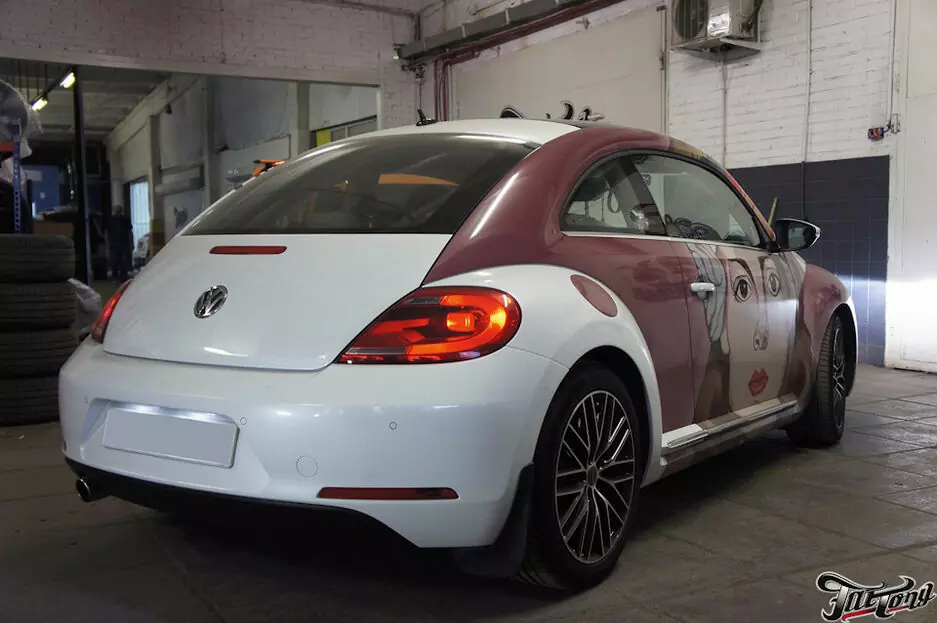 VW New Beetle. Пошив центральной консоли и козырька приборов в итальянскую алькантару малинового цвета.