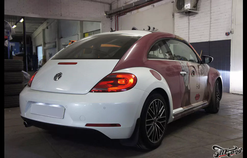 VW New Beetle. Пошив центральной консоли и козырька приборов в итальянскую алькантару малинового цвета.