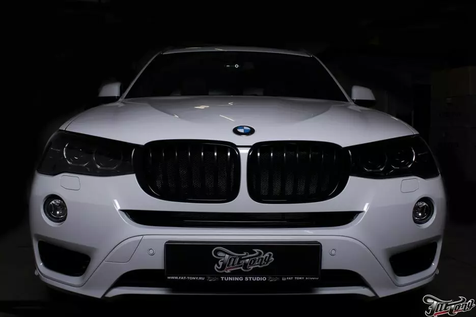 BMW X3. Окрас масок фар в черный глянец.