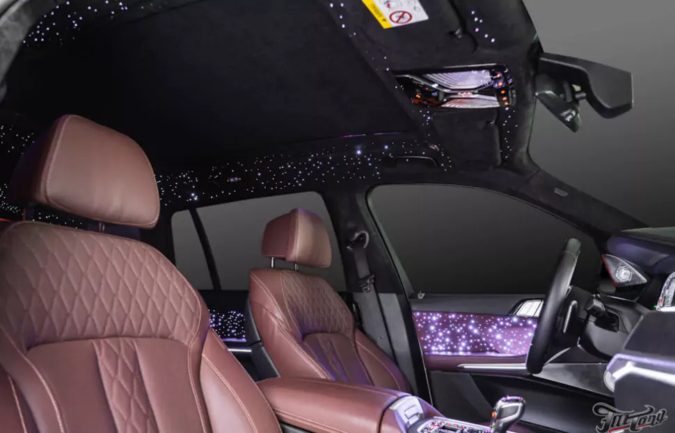 BMW X7. Звездное небо в потолке и дверных картах!
