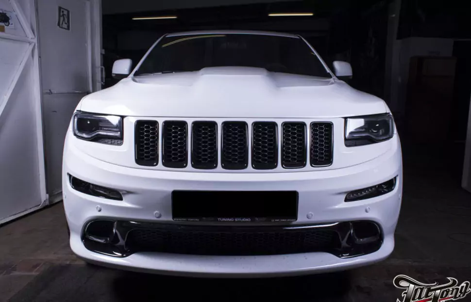 Jeep GrandCherokee (wk2). Окрас масок фар под стиль SRT8.