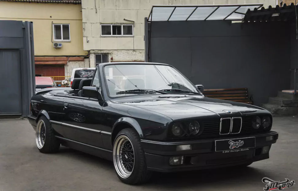 BMW E30. Приложили руку к восстановлению салона.
