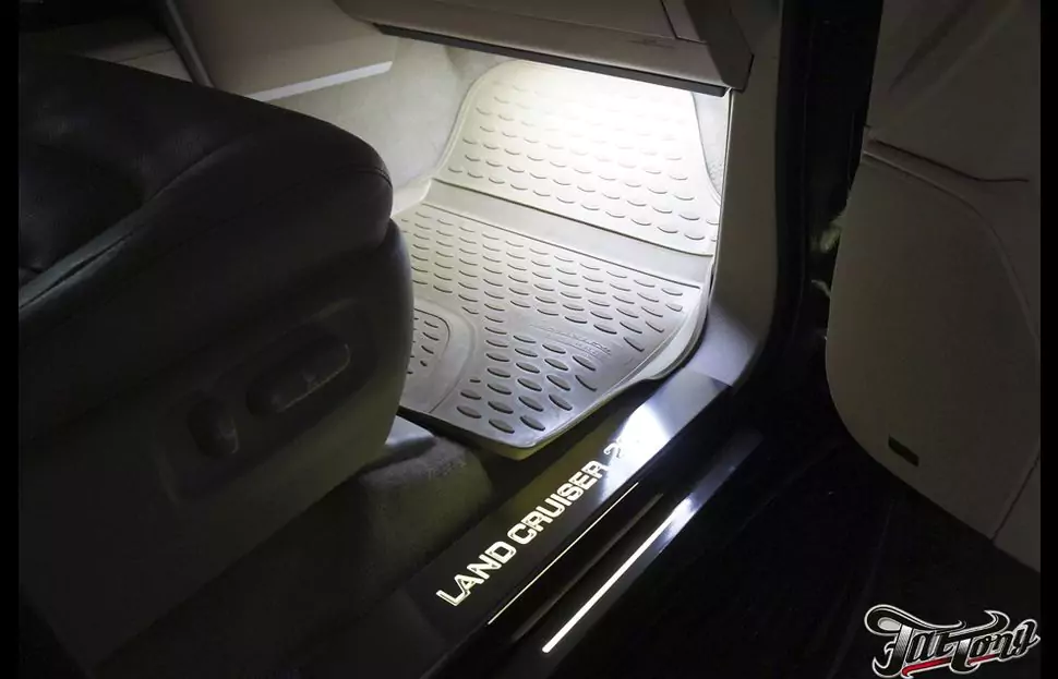 Toyota LandCruiser 200. Светодиодная подсветка ног, низов дверей, порогов, дверных салонных ручек, бардачка.