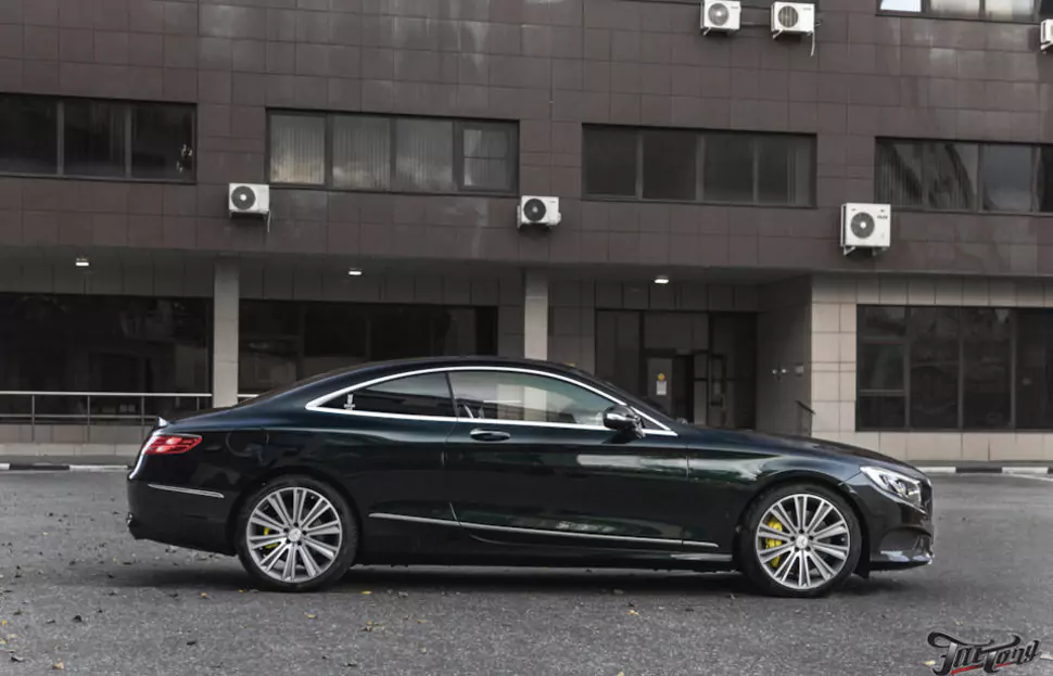 Mercedes S coupe. Перетяжка потолка в алькантару. Установка изумрудных ремней безопасности. Окрас суппортов.