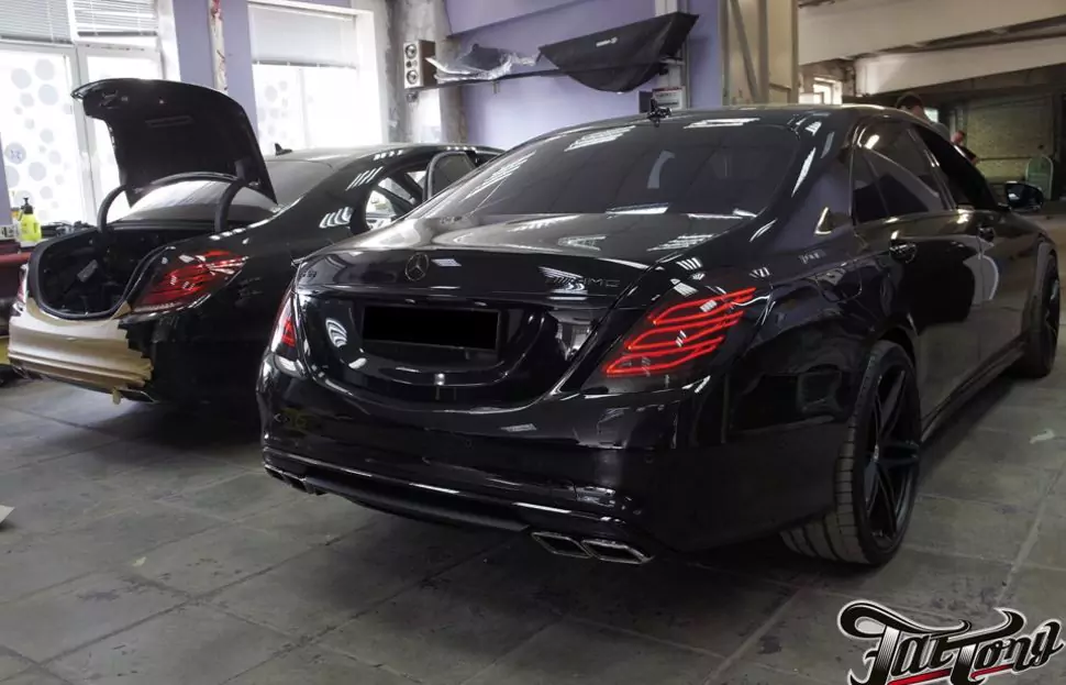Mercedes S63 AMG (w222). Окрас масок фар в черный глянец. Окрас выхлопных насадок.