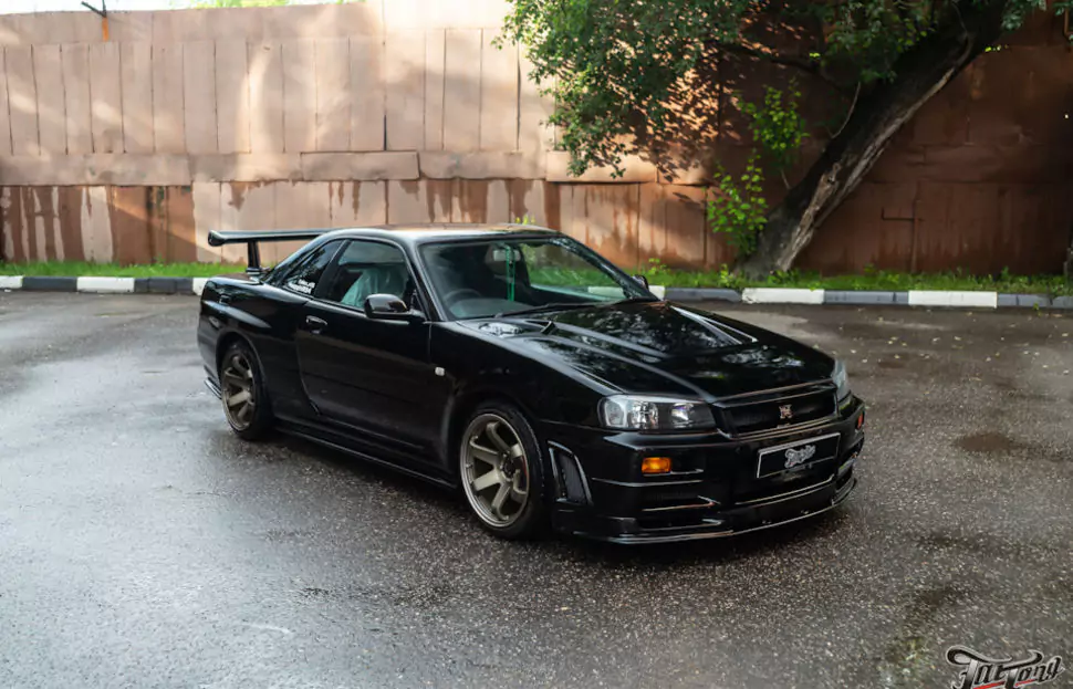 Nissan Skyline. Окрас суппортов в красный глянец с логотипом!
