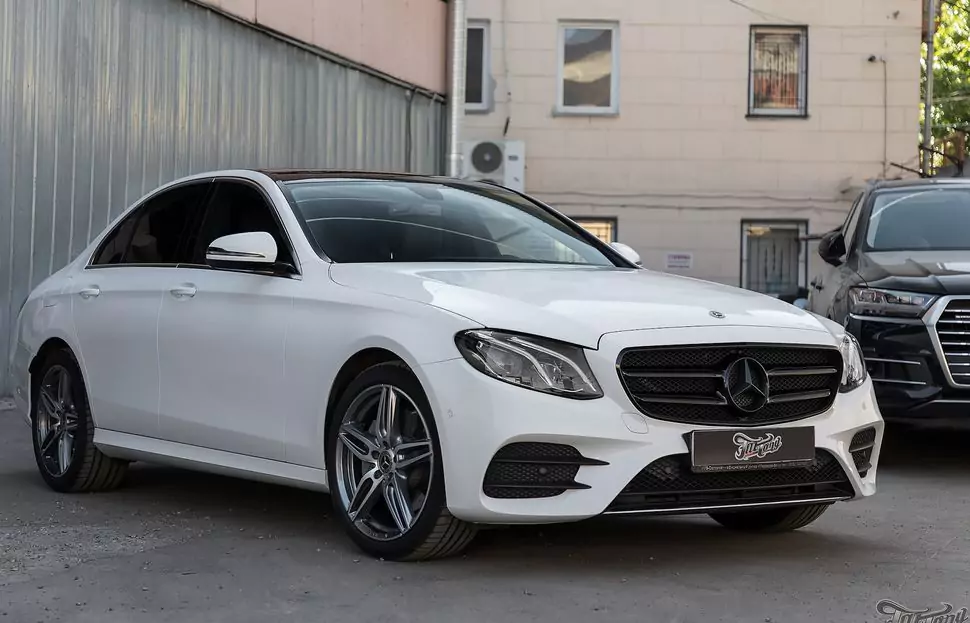 Mercedes E class. Окрас крыши и решетки радиатора в черный глянец!