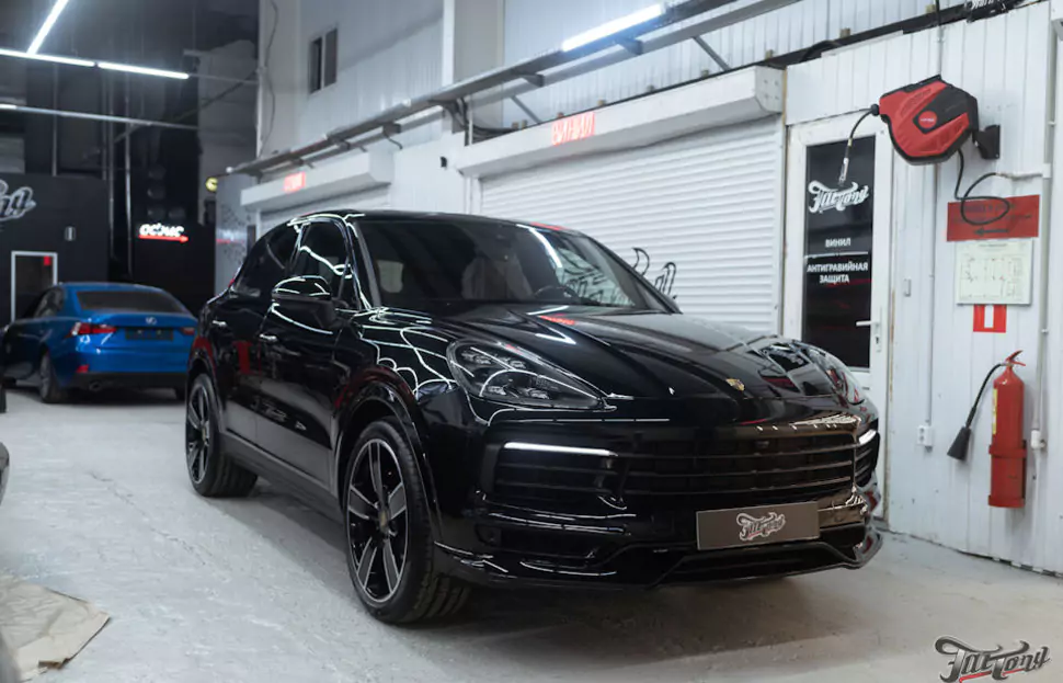 Porsche Cayenne. Накладка переднего бампера и спойлер под стекло крышки багажника от TechART, окрас суппортов в кенди, полировка, керамика, химчистка салона и защиты кожи и пластика!