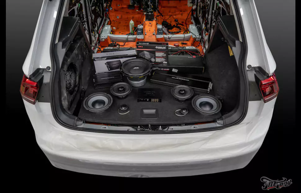 VW Tiguan. Комплексная шмоизоляция салона, постройка акустической системы и изготовление кованых дисков!