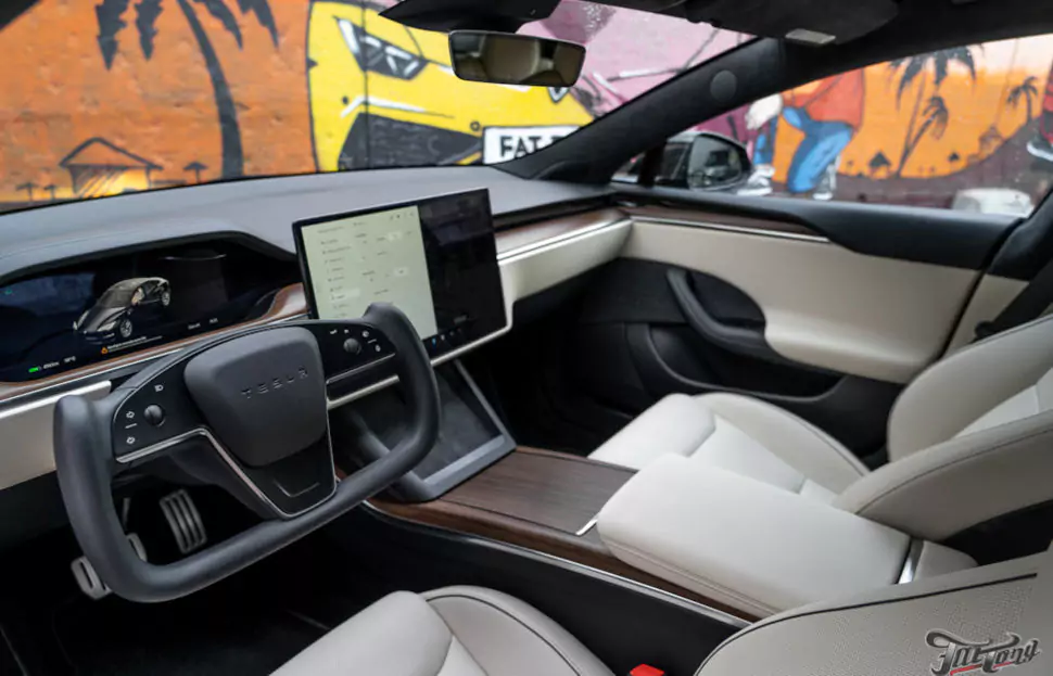 Tesla Model S PLAID. Оклейка кузова в глянцевый полиуретан!