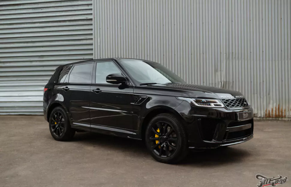 Range Rover Sport. Установка бамперов SVR, новая оптика, окрас дисков и суппортов, обслуживание тормозной системы.