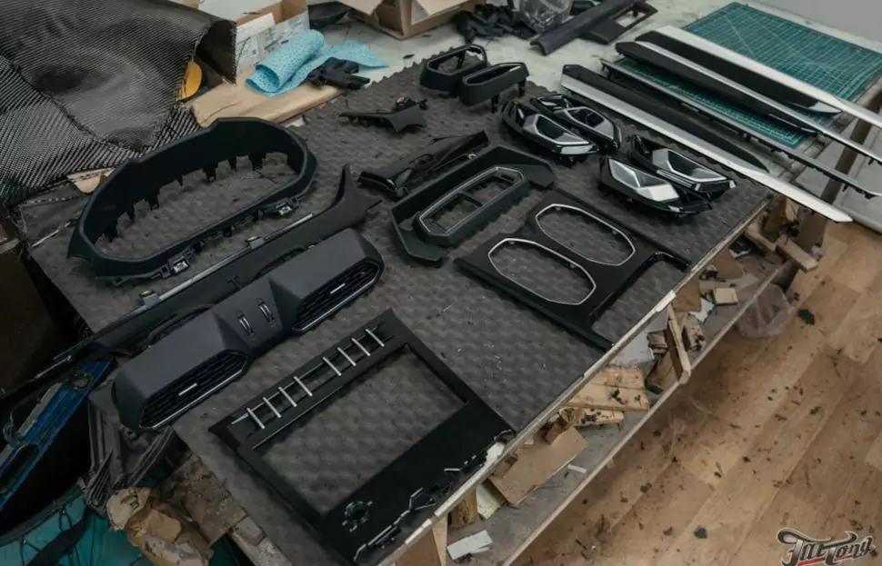 Lamborghini URUS. Ламинация карбоном деталей интерьера