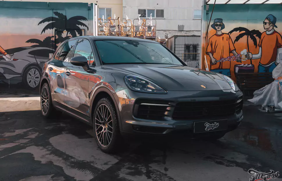 Porsche Cayenne turbo 3.0L. Карбон в салоне, ламинация и установка спойлера, шумоизоляция арок