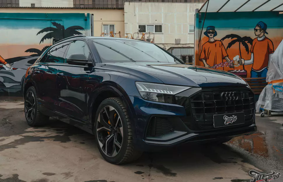 Audi Q8. Оклейка зон риска полиуретаном. Окрас дисков и суппортов с нанесением лого. Цветные ремни безопасности. Детейлинг
