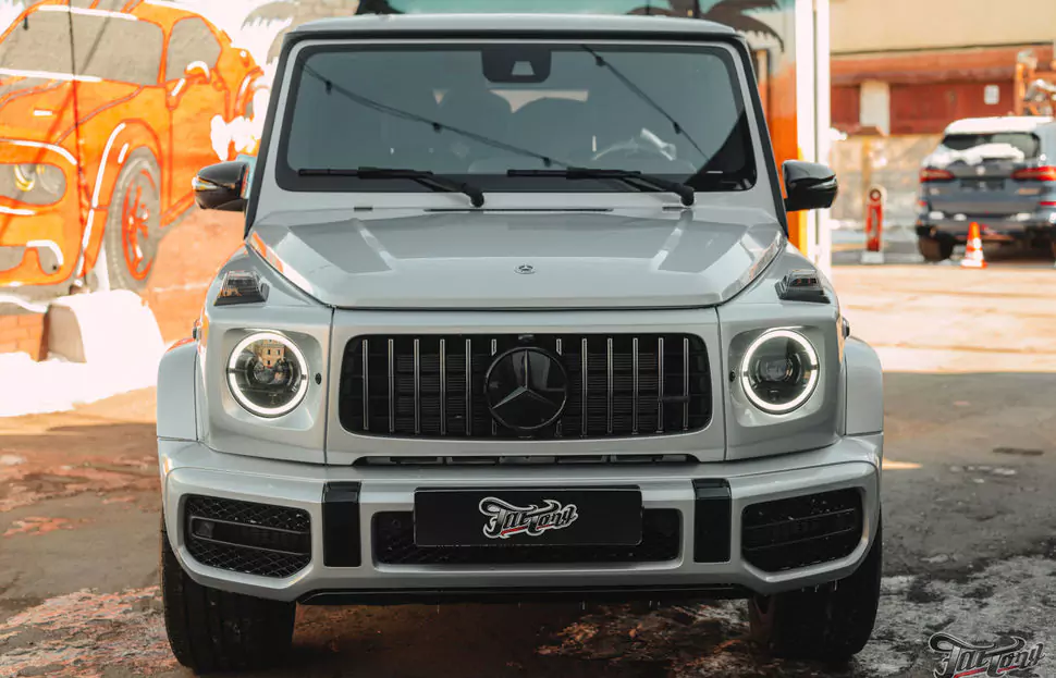 Mercedes G-class. Оклейка в матовый полиуретан. Защита оптики глянцевым полиуретаном. Шумоизоляция дверей. Установка доводчиков дверей
