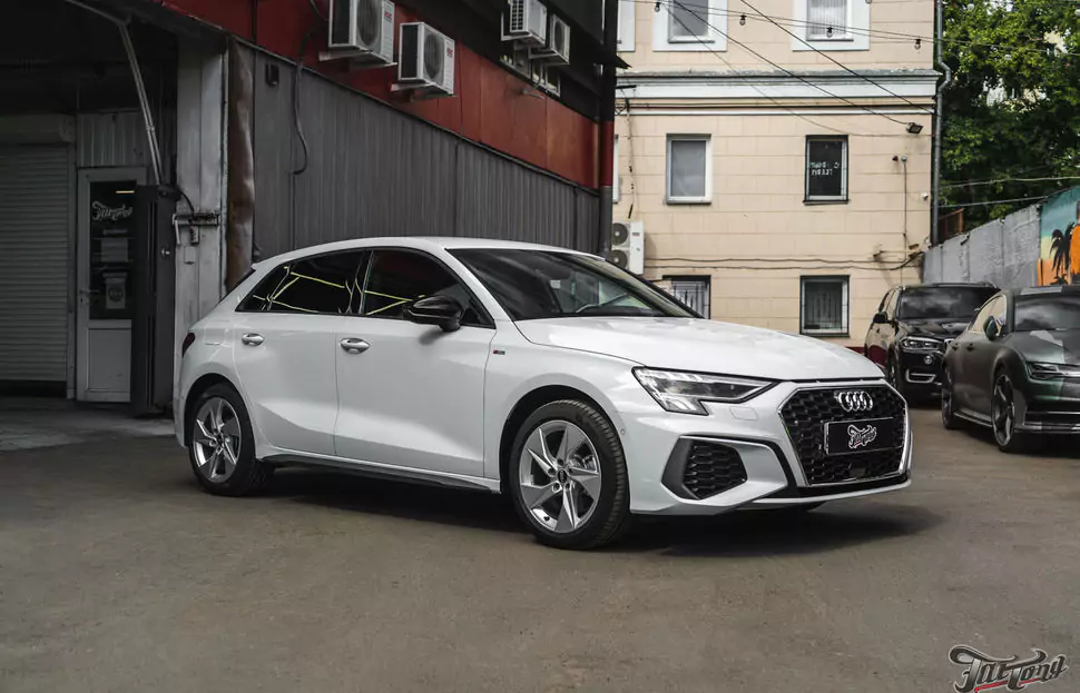 Audi A3. Оклейка передней части кузова в глянцевый полиуретан
