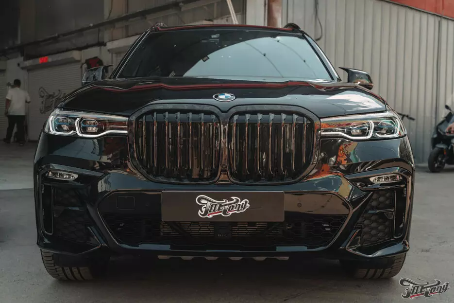 BMW X7. Карбон на решетке радиатора и зеркалах